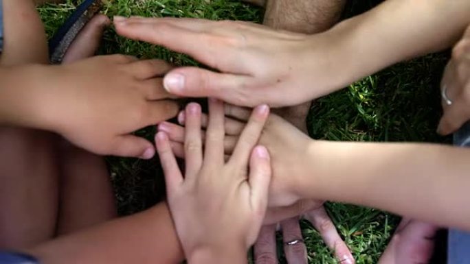 幸福的家庭将他们的双手作为一个团队