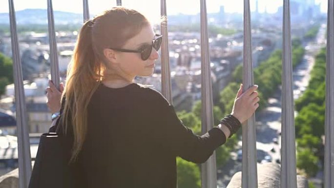 巴黎的女人从凯旋门顶上欣赏风景