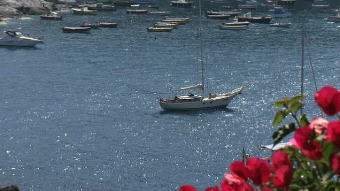迷人的西西里湾：停泊的船只被美丽的地中海自然环绕