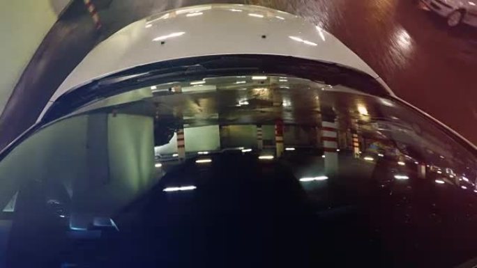 汽车挡风玻璃。挡风玻璃上反射的地下停车灯。船上的摄像头。