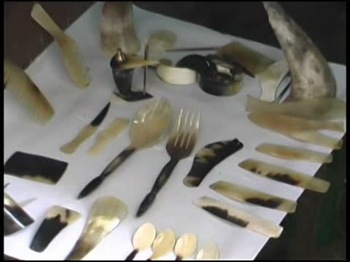 制作第三世界的牛角工艺品：梳子、勺子、沙拉服务器等