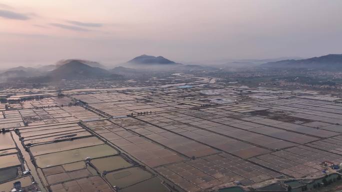 夕阳下的盐田