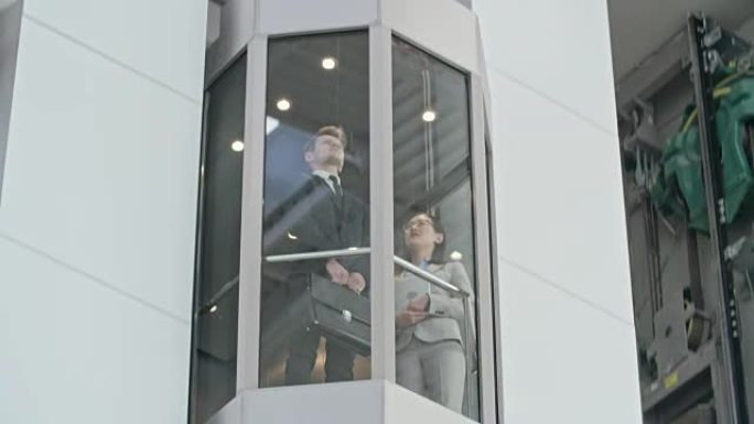 乘坐现代玻璃电梯