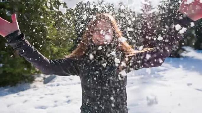 女人向空中扔雪