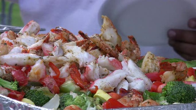 海鲜沙拉。海鲜-健康的选择！