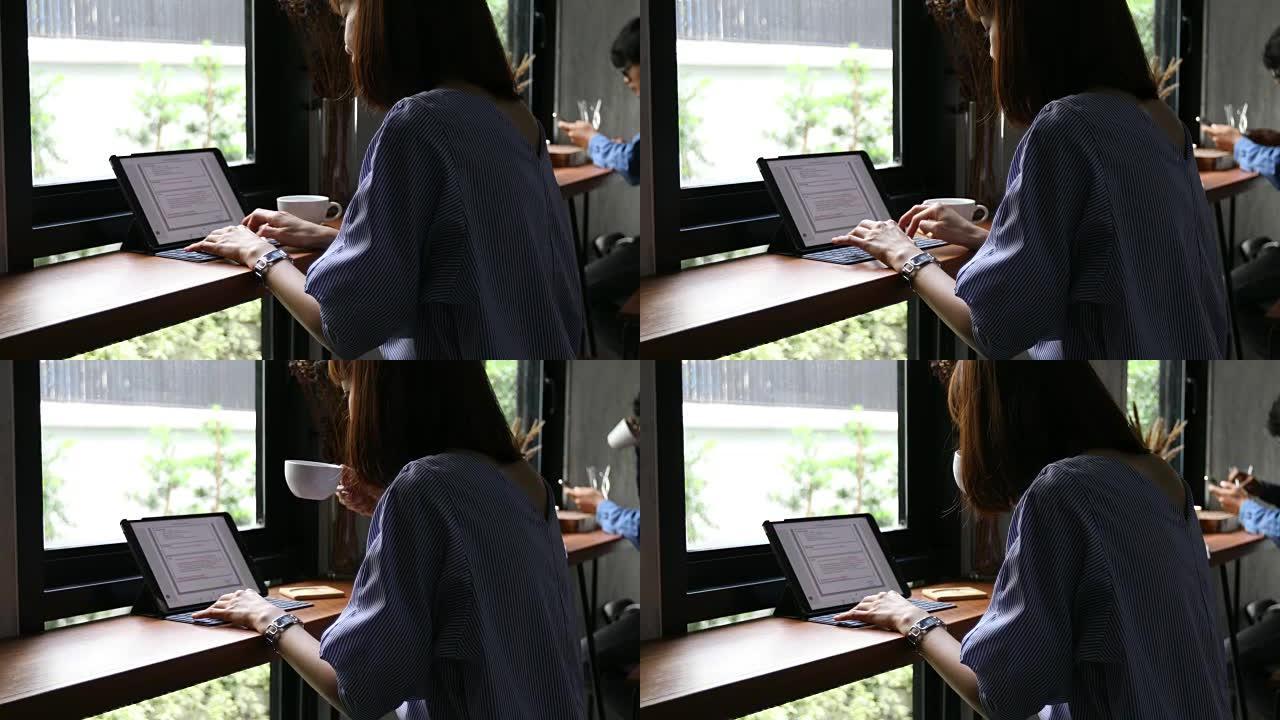 在家工作: 女孩在窗户附近打字电脑