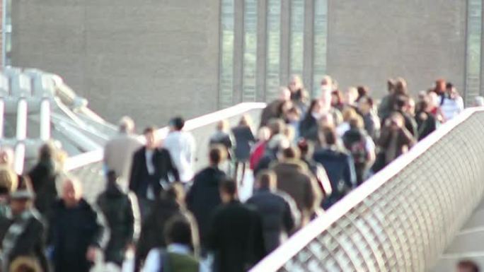 伦敦千禧桥上的匿名者模糊了人们