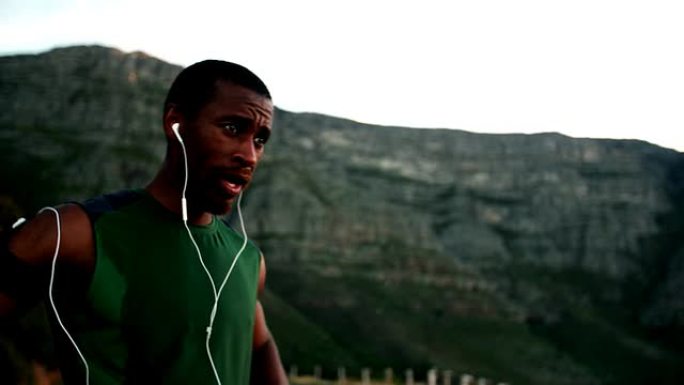 非裔美国人跑步者听着他的耳机寻找灵感