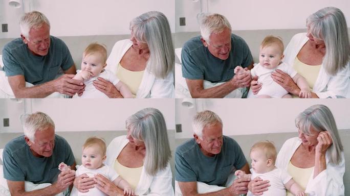 祖父母躺在家里的床上照顾小孙子