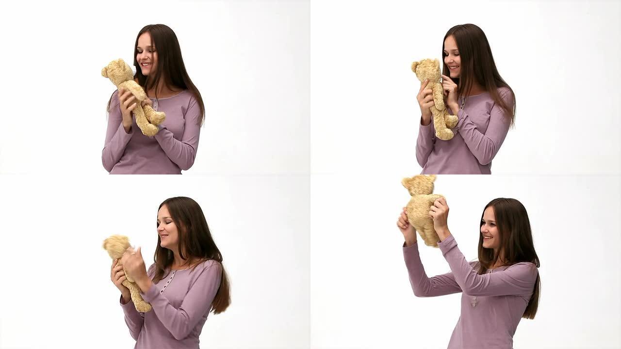 快乐的女人玩泰迪熊