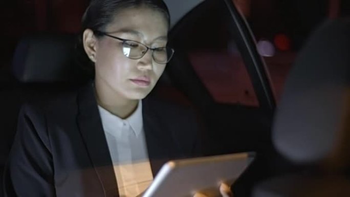 车载平板电脑的亚洲女商人