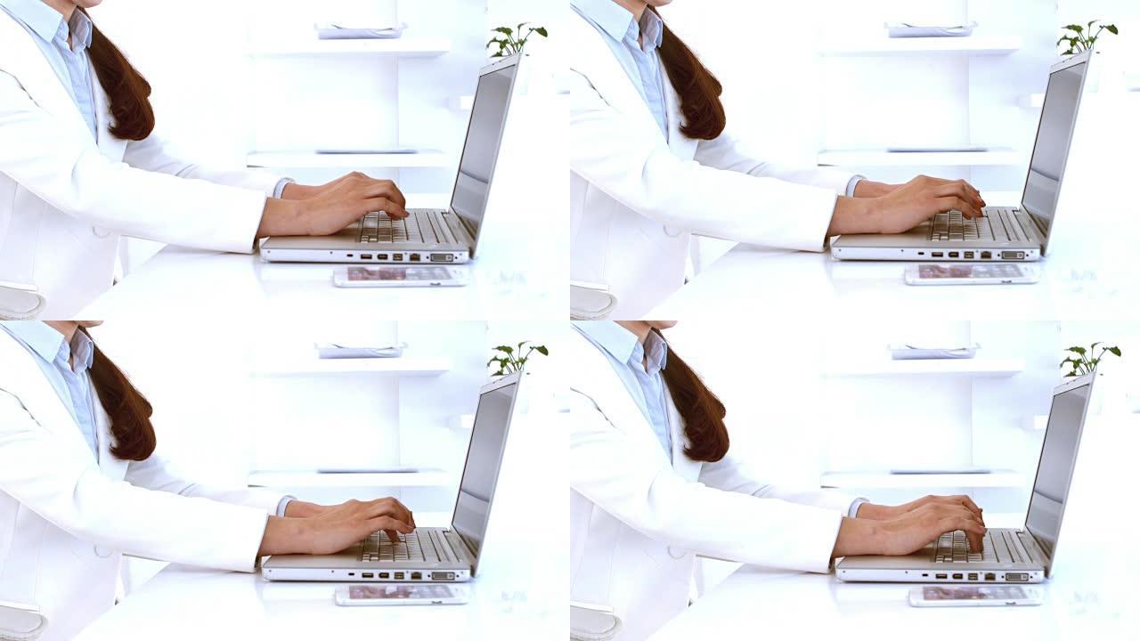女商人在笔记本电脑上打字