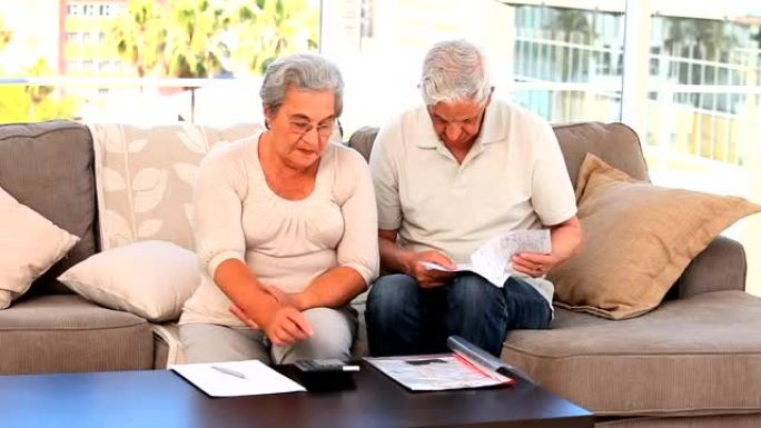 退休夫妇计算他们的家庭账单