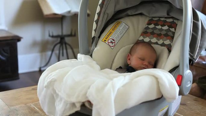 新生儿在汽车座椅摇篮中安然入睡