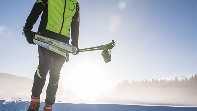 越野滑雪者携带运动器材