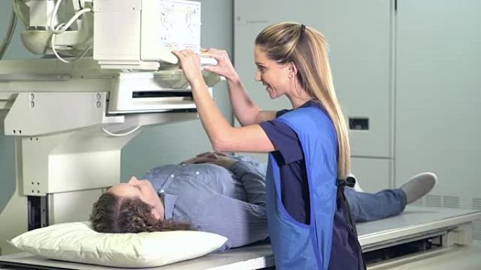 护士与病人接受胸部x光检查