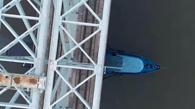 在桥下移动的货船的高角度。