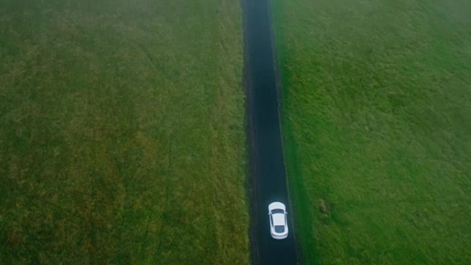 在乡村道路上行驶的电动汽车