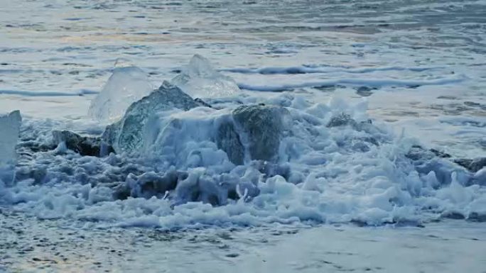 冰岛j ö kuls á rl ó n冰川泻湖的冰山海滩