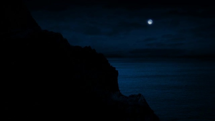 晚上在海边经过悬崖顶