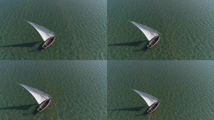 一艘传统单帆船渔船上孤独的渔夫的直视鸟瞰图出海捕鱼日