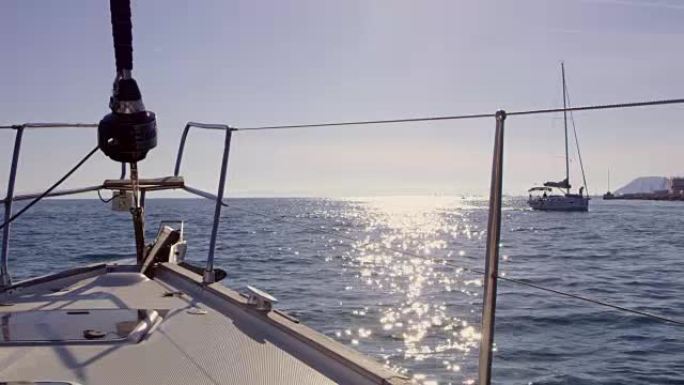 4k帆船在阳光明媚的蓝色海洋上行驶，实时