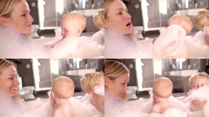 妈妈和婴儿女儿一起泡泡浴的特写