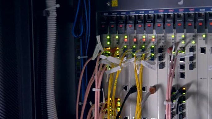 长而多彩的网络数据电缆插入工业网络交换机。4 k。