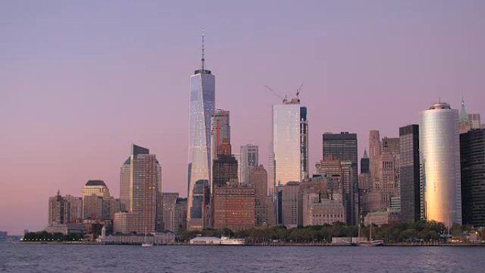曼哈顿下城著名的摩天大楼天际线，黎明时分神奇的粉红色光芒