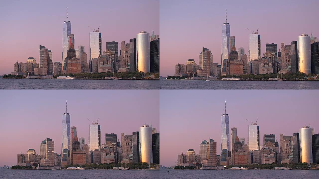 曼哈顿下城著名的摩天大楼天际线，黎明时分神奇的粉红色光芒