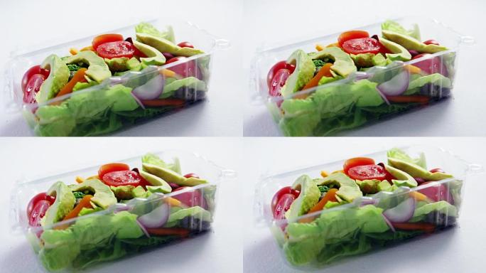 塑料容器中的新鲜蔬菜