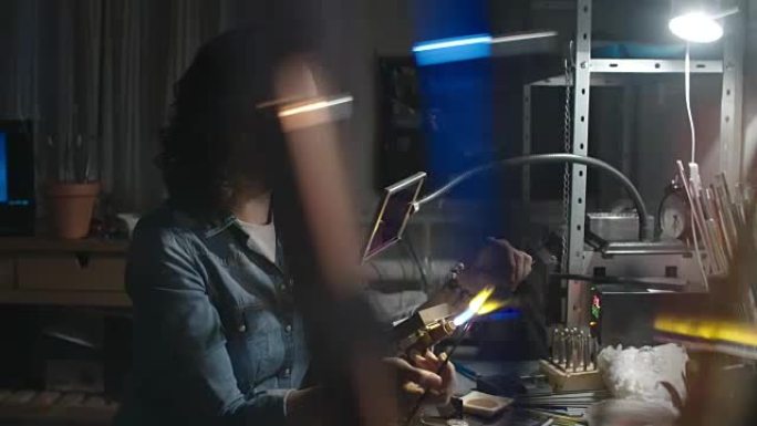 艺术家在lampwork工作室熔化玻璃