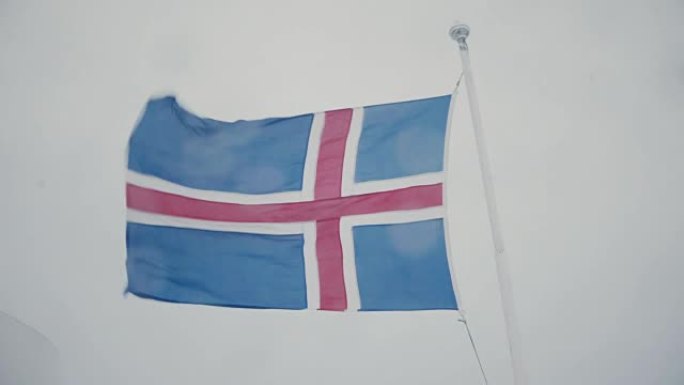 特写冰岛国旗的旗杆上的船。旗帜迎风飘扬