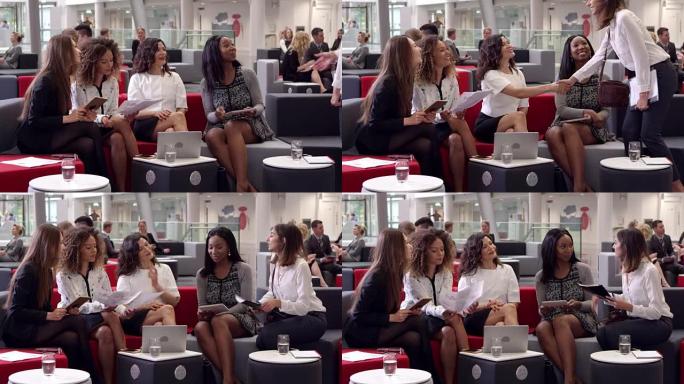 在R3D上拍摄的现代办公室大厅的女企业家会议