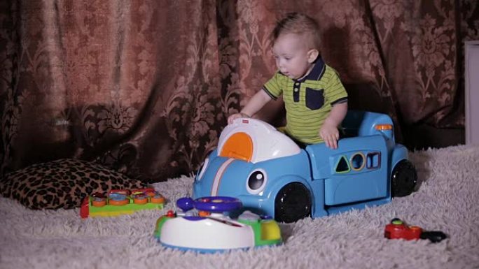 玩玩具车的婴儿