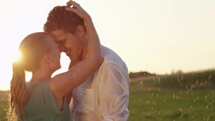 特写: 微笑的女人在跳舞时用手指穿过男朋友的湿头发。