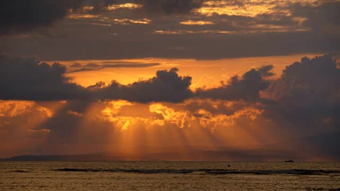 日出云和大海。印度尼西亚巴厘岛沙努尔海滩的景色