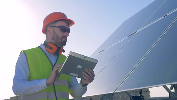 专家正在检查太阳能电池板的质量。生态动力保护理念
