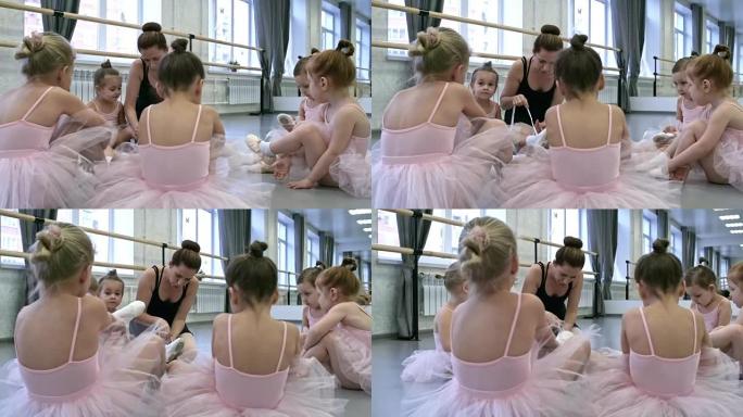 小芭蕾舞演员围成一圈坐着