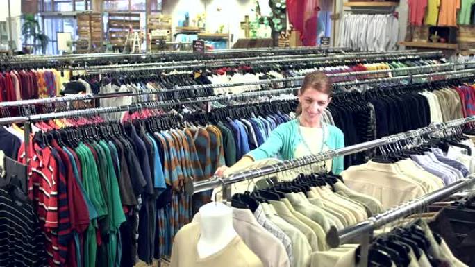成熟的女人在服装店购买男式衬衫