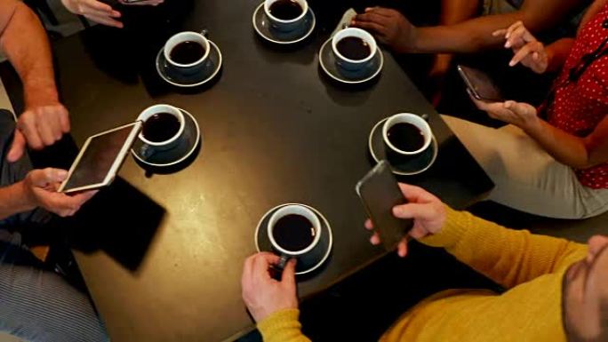 一群朋友在喝咖啡时使用手机4K 4k