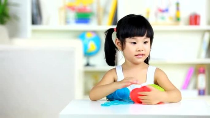 亚洲小女孩在家玩耍的视频