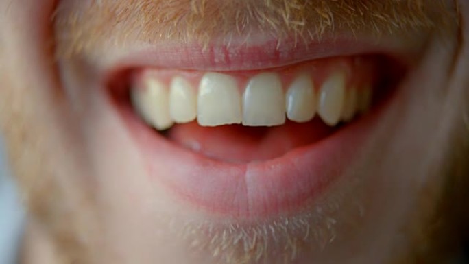 男人微笑时嘴巴形状变化的极端特写