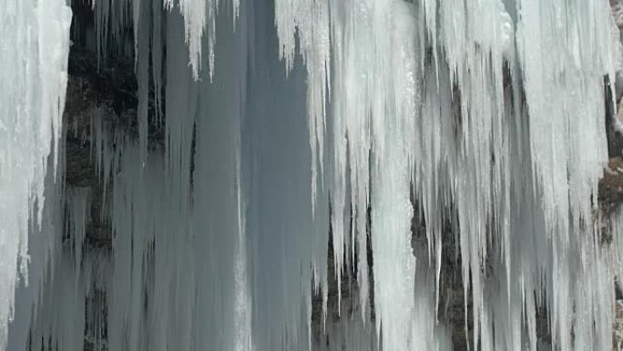 特写: 早春阳光融化令人惊叹的冰柱，水滴掉落