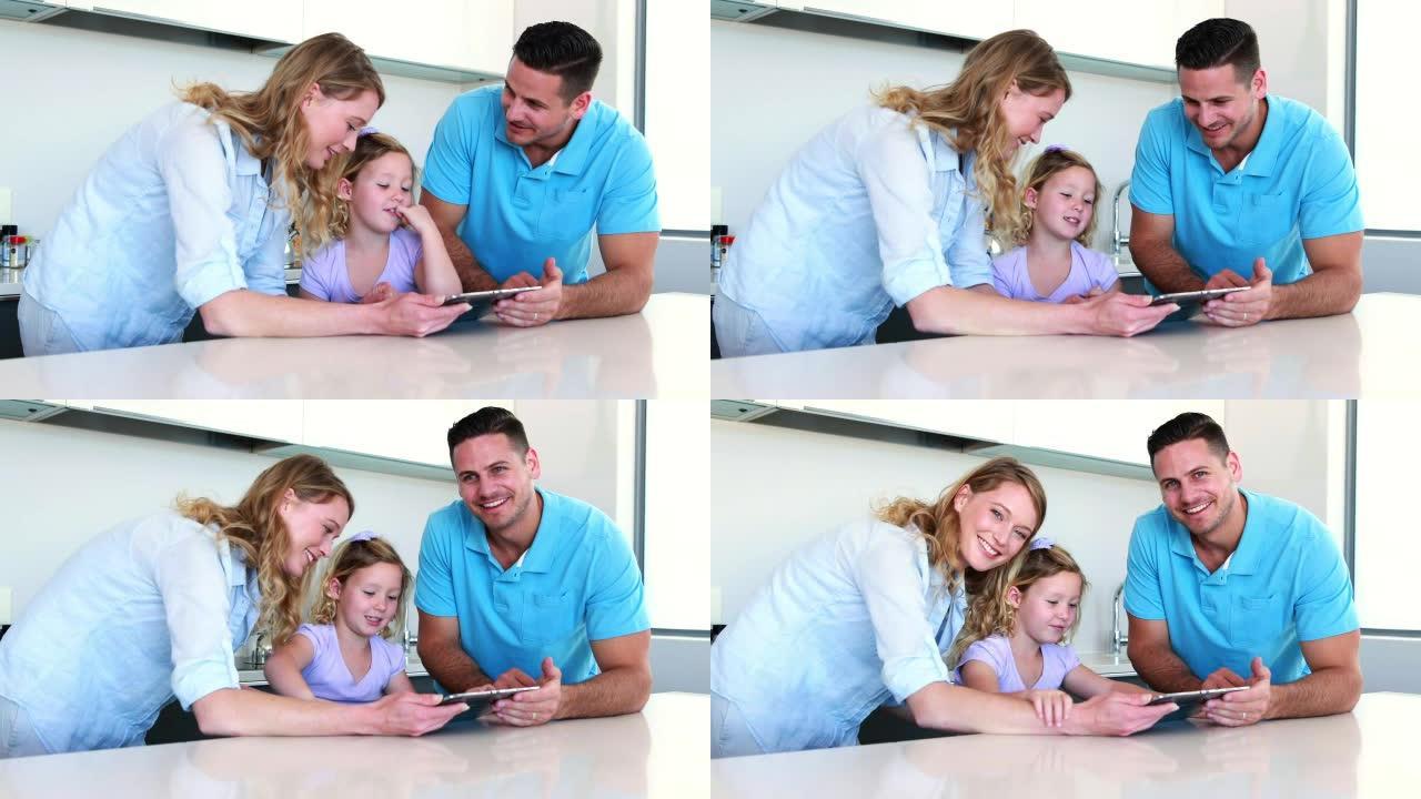 小女孩和父母一起使用数字平板电脑