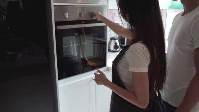 家庭主妇用烤箱工作