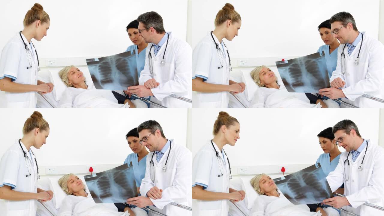 医生向卧床患者解释x射线