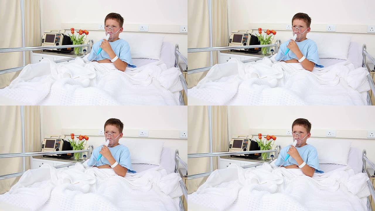 生病的小男孩坐在床上，戴着氧气面罩