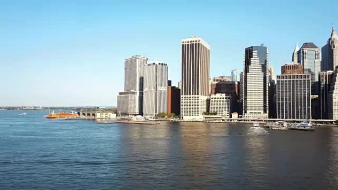 从东河到曼哈顿的布鲁克林大桥的鸟瞰图。无人机在美国纽约转身