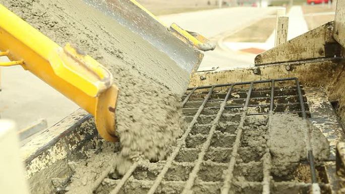 施工现场水泥搅拌车槽卸混凝土